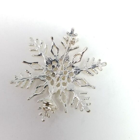 Vintage Rhinestone Snowflake Brooch, Silver Tone, Winter Snow Lapel Pin - Picture 4 of 6